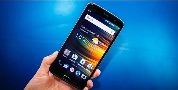 ZTE Blade в руке